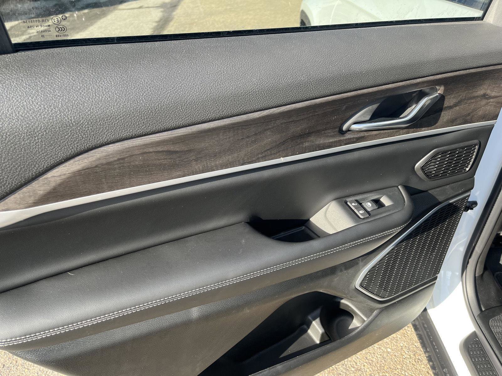 New 2026 Jeep Grand Cherokee L Limited w/ Limited Altitude Package image 31