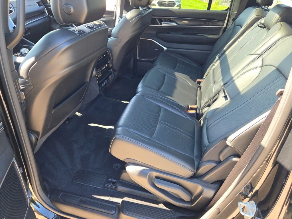 Used 2024 Jeep Wagoneer 4WD w/ Premium Group I image 26