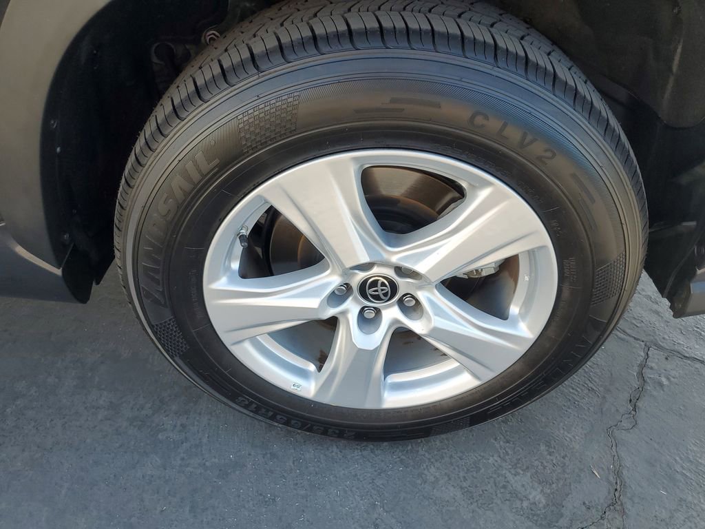 Used 2024 Toyota Highlander LE image 28