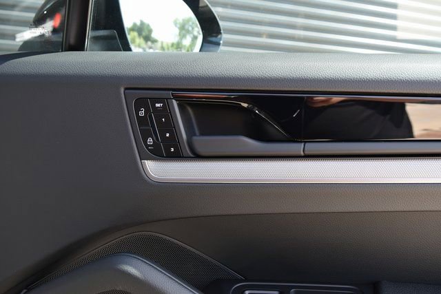 Used 2025 Porsche Cayenne Coupe AWD/4WD image 24