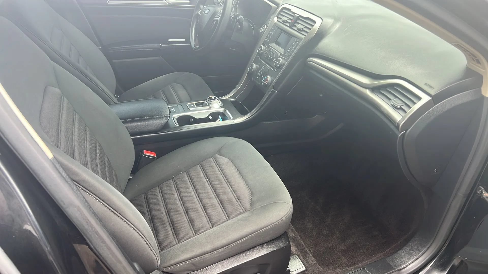 Used 2017 Ford Fusion SE FWD image 5