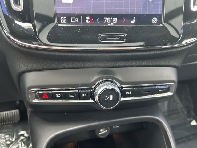 Used 2025 Volvo XC40 B5 Plus image 25