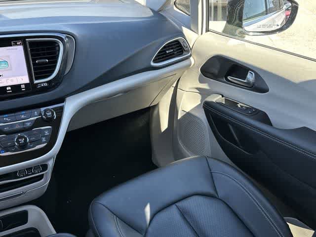 Used 2024 Chrysler Pacifica Touring-L FWD image 15