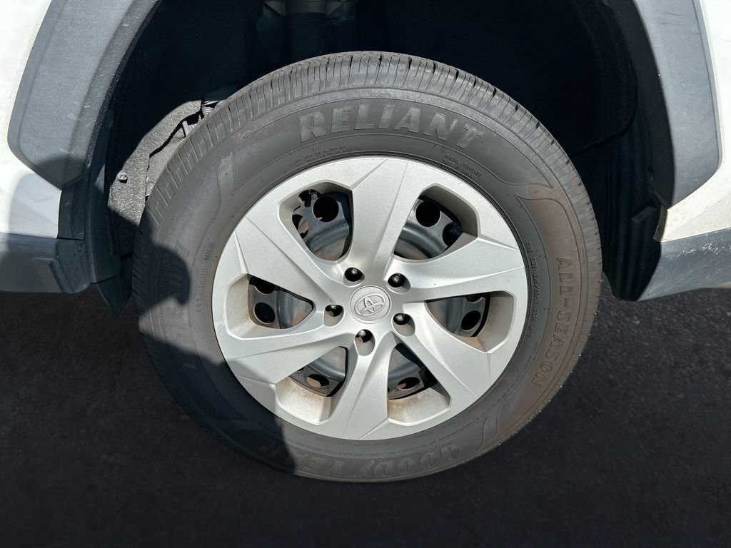 Used 2019 Toyota RAV4 LE FWD image 10