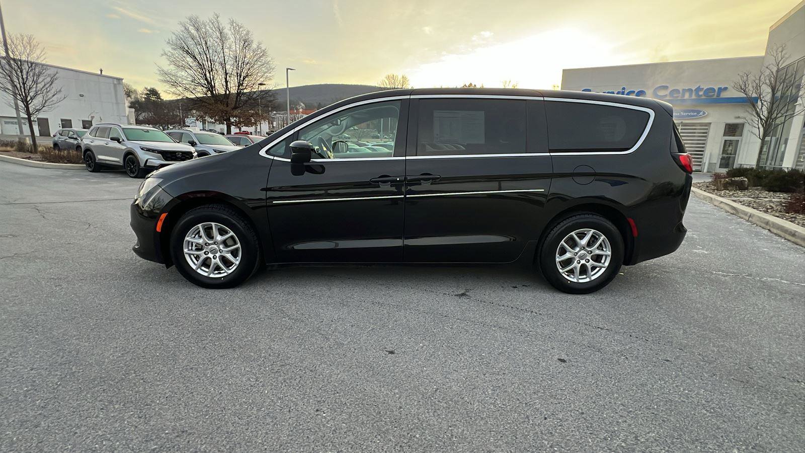 Used 2022 Chrysler Voyager LX image 7