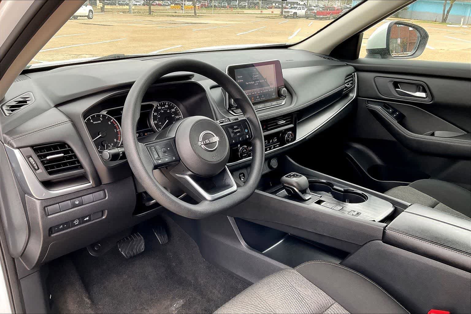 Used 2024 Nissan Rogue SV image 2