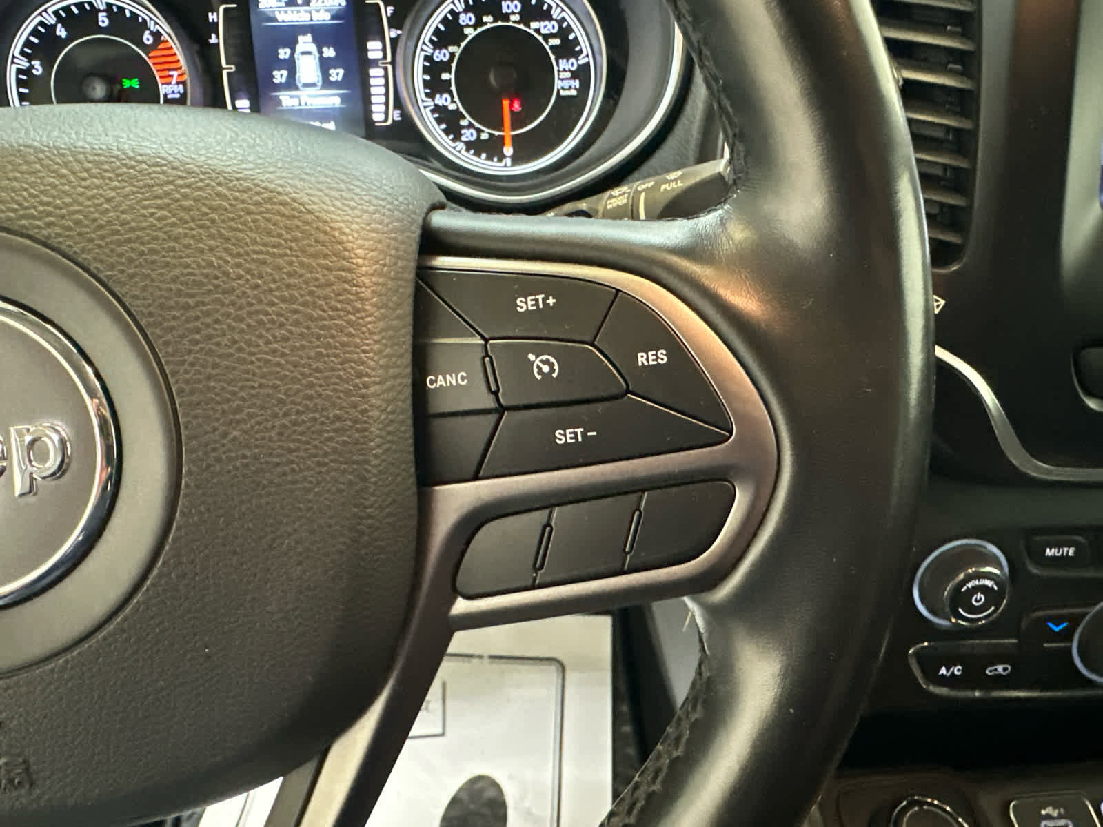 Used 2020 Jeep Cherokee Latitude w/ Cold Weather Group image 21