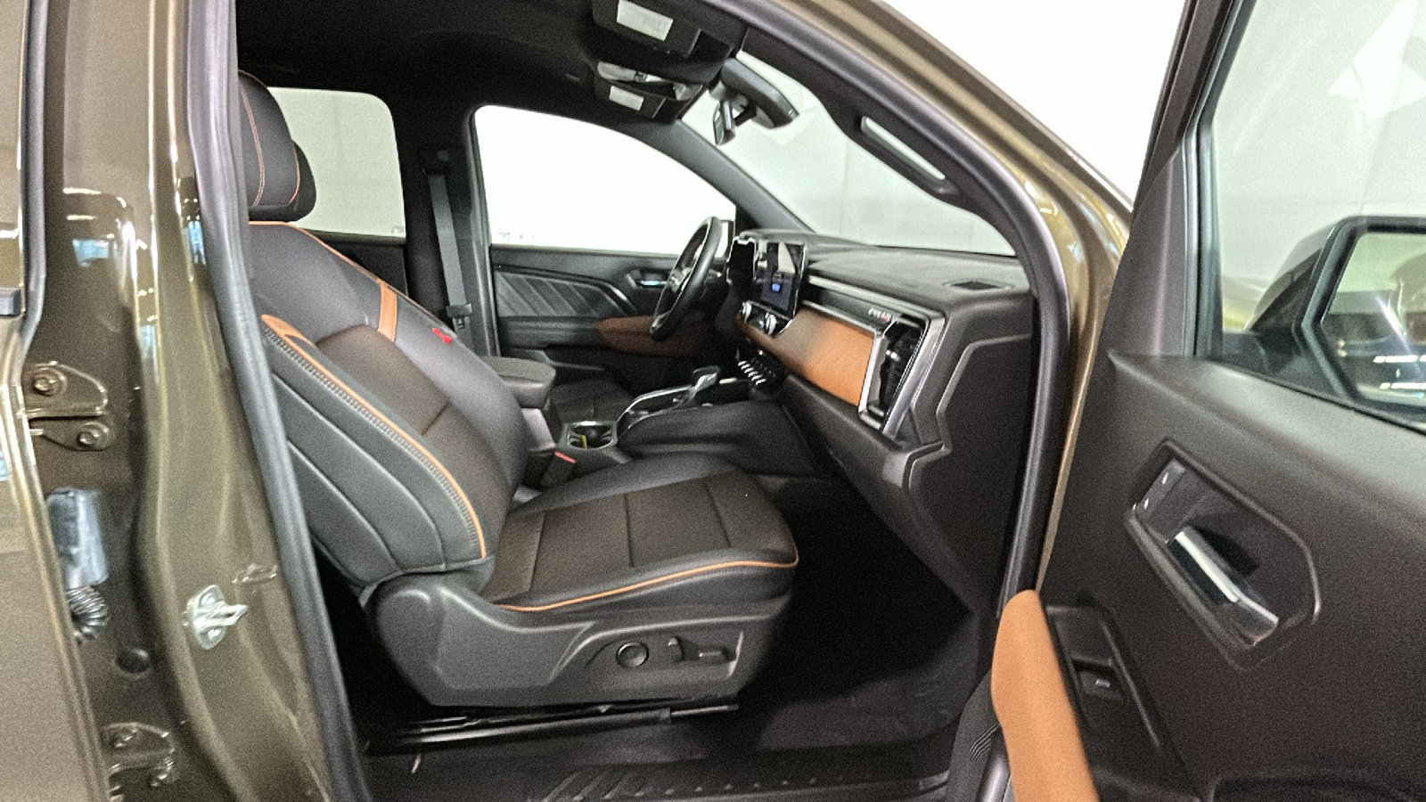 Used 2024 GMC Canyon AT4 w/ AT4 Premium Package AWD/4WD image 35