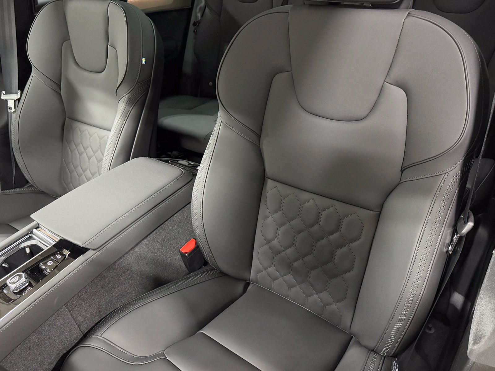 New 2026 Volvo XC90 B6 Plus w/ Protection Package Premier AWD/4WD image 28