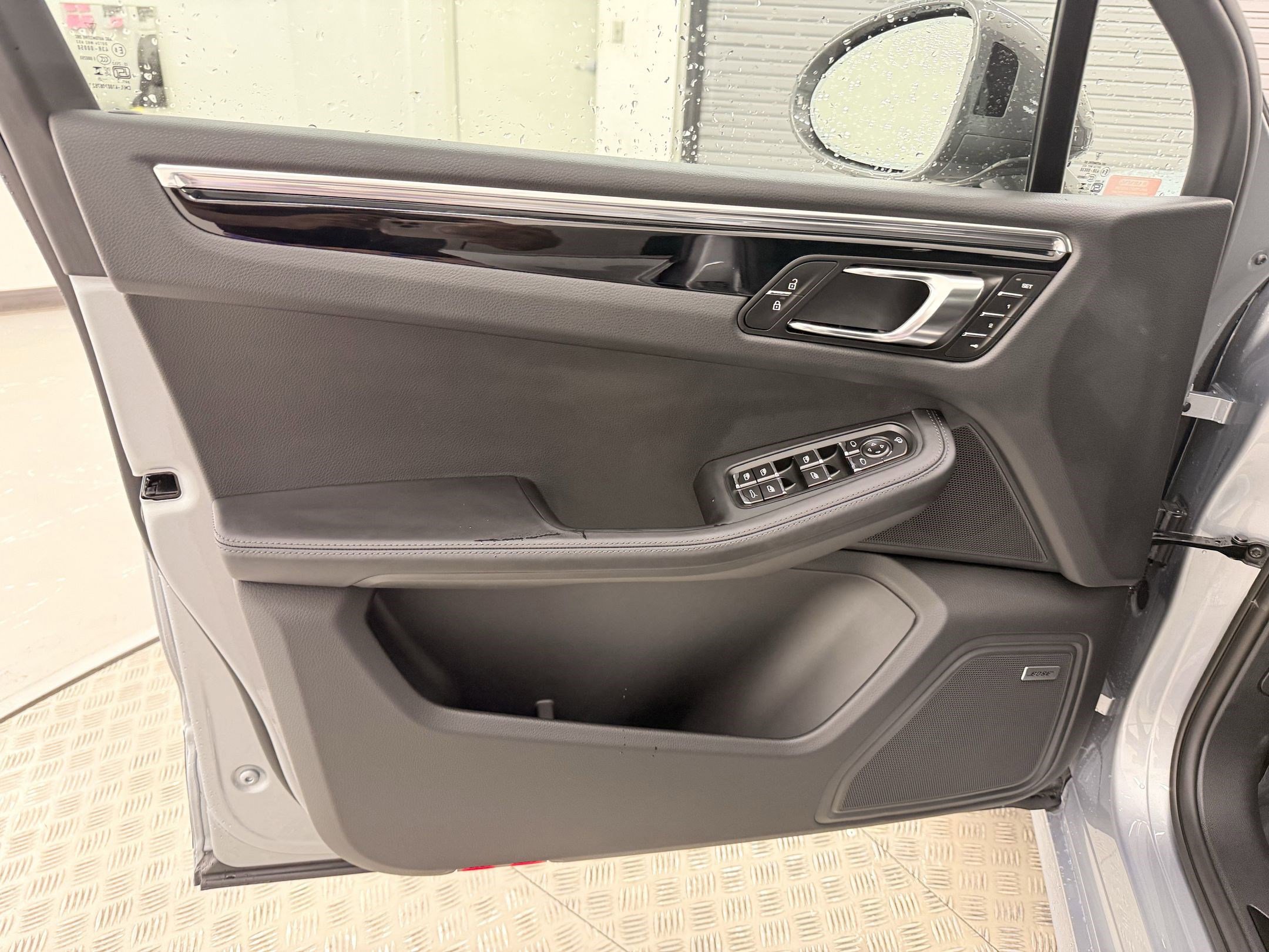 Used 2025 Porsche Macan image 12