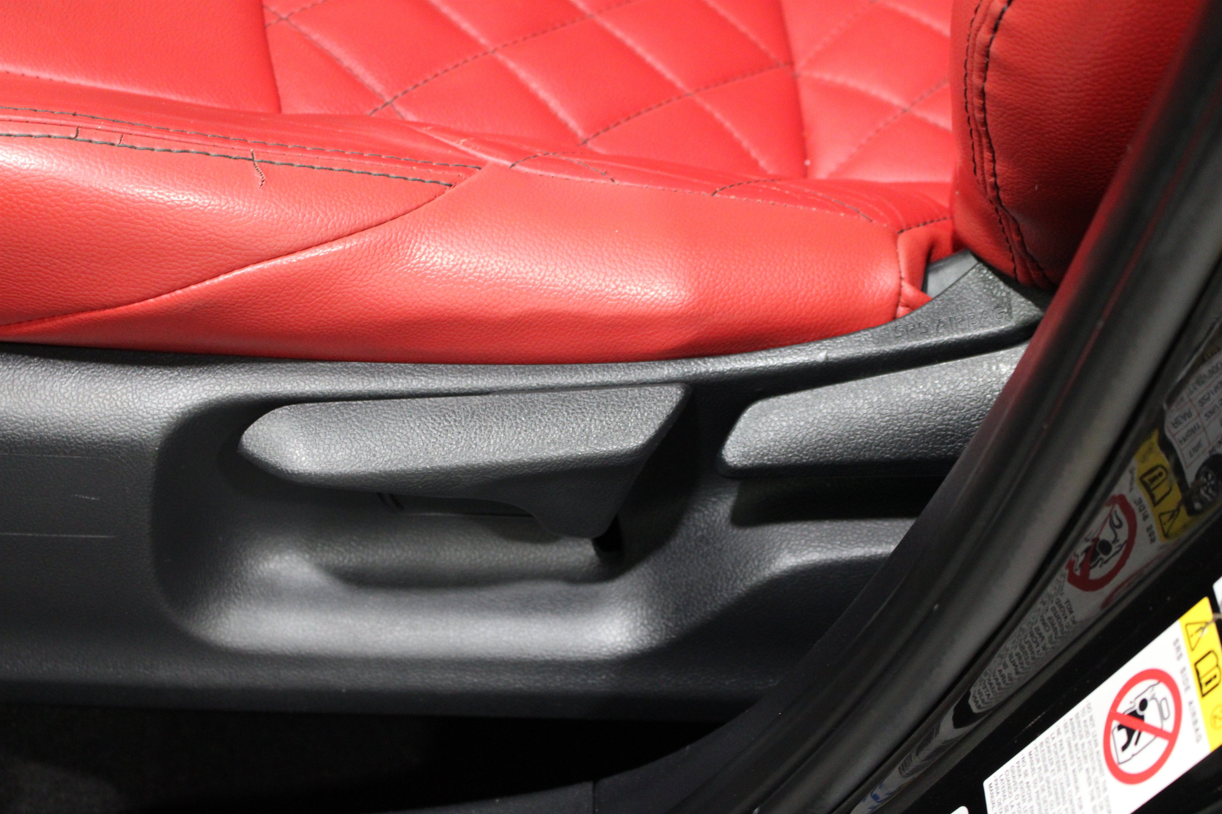 Used 2019 Toyota C-HR XLE FWD image 5