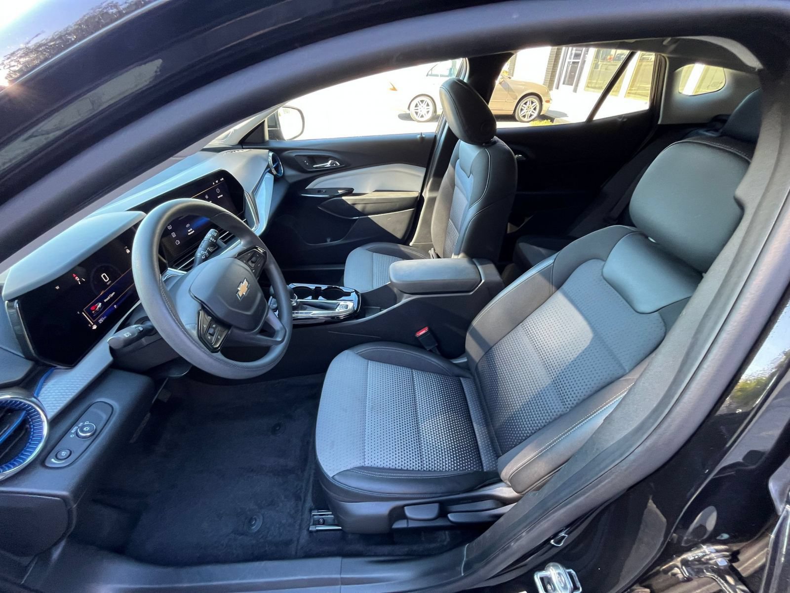 Used 2025 Chevrolet Trax LT FWD image 25