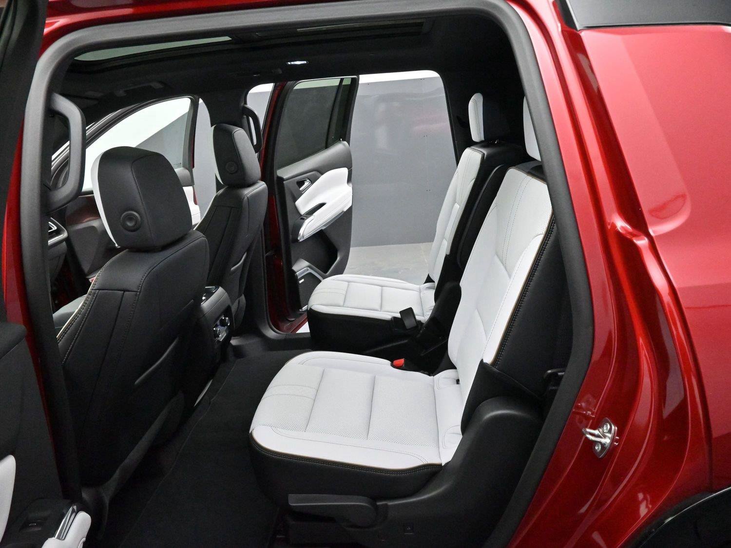Used 2025 Chevrolet Traverse High Country AWD/4WD image 31