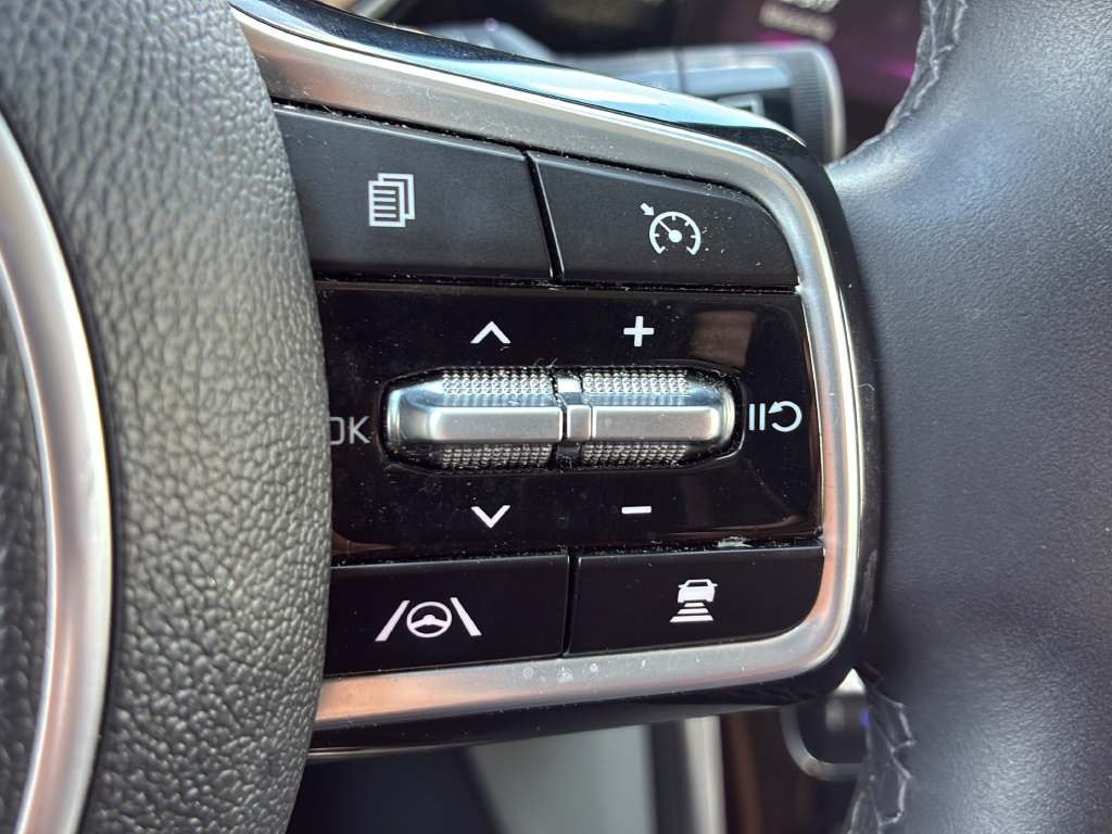 Used 2024 Kia Carnival EX FWD image 28