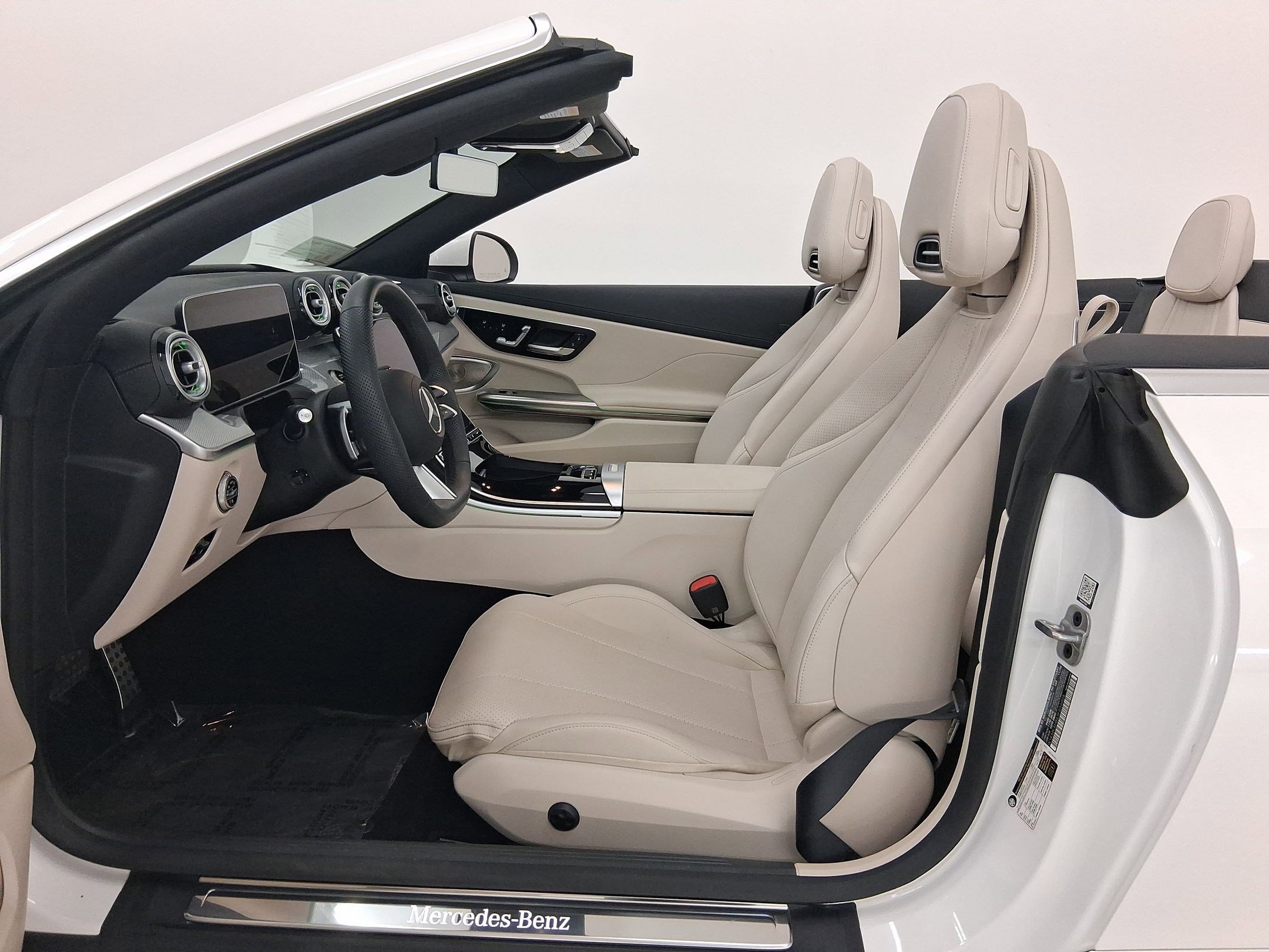 Used 2025 Mercedes-Benz CLE 300 4MATIC Cabriolet image 5