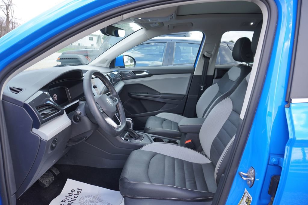 Used 2022 Volkswagen Taos SEL w/ Panoramic Sunroof Package image 2