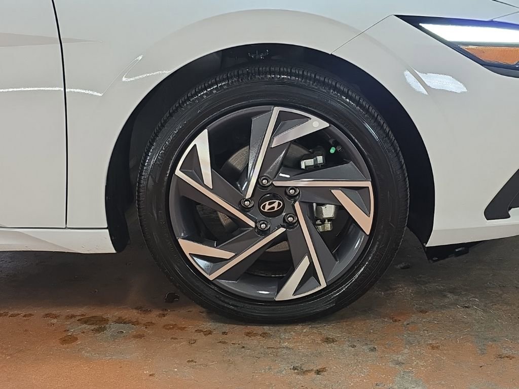 Certified 2025 Hyundai Elantra SEL image 8