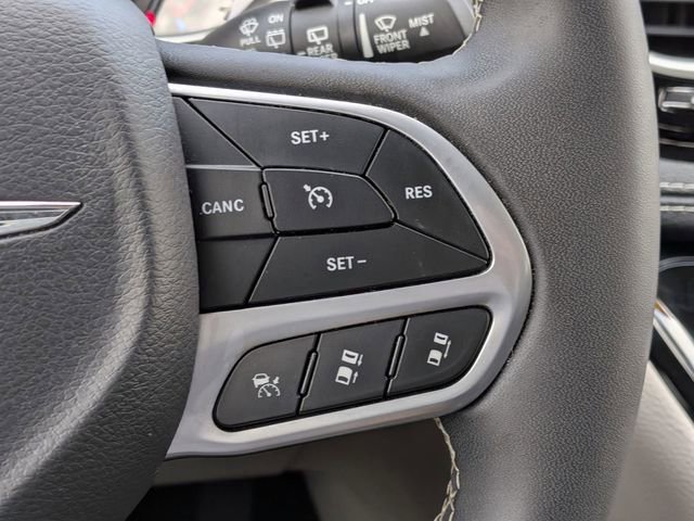 Used 2023 Chrysler Pacifica Touring-L FWD image 27
