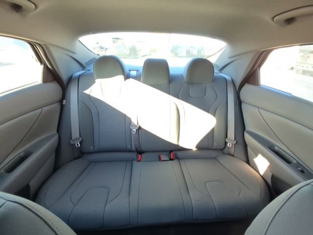 Used 2025 Hyundai Elantra SE image 17