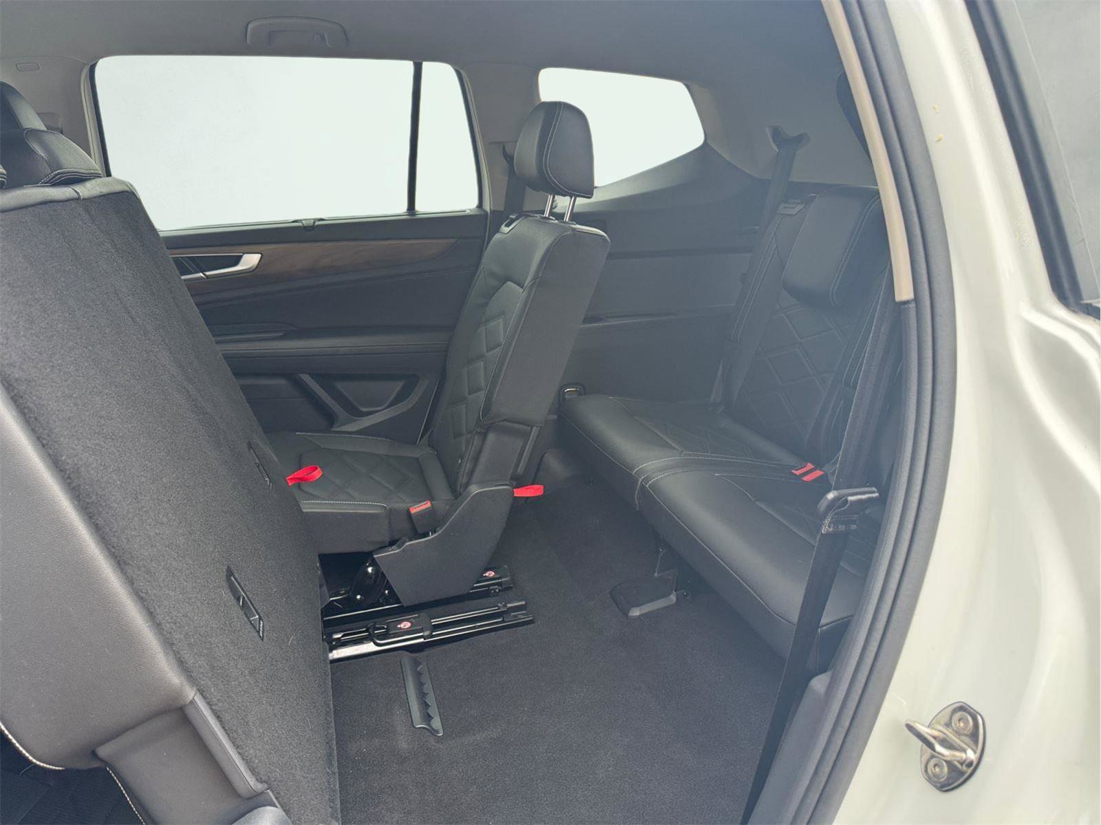 Used 2025 Volkswagen Atlas SE image 19