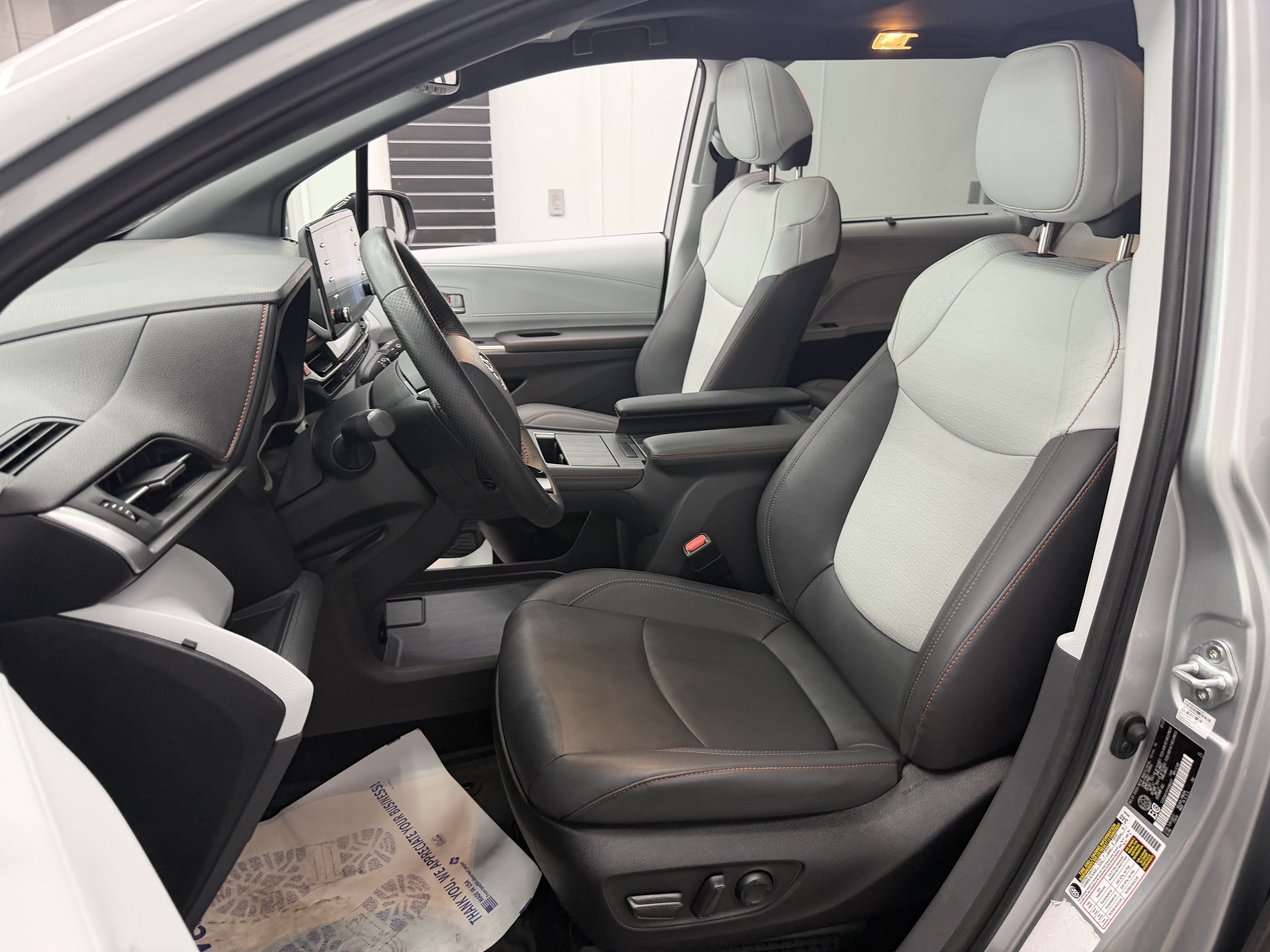 Used 2023 Toyota Sienna XSE AWD/4WD image 14