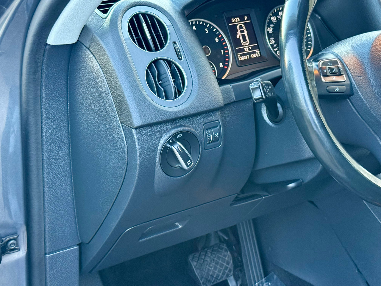 Used 2017 Volkswagen Tiguan Limited w/ Premium Package image 23