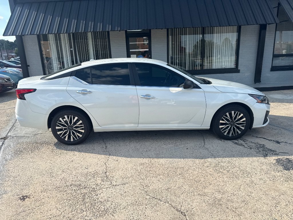 Used 2025 Nissan Altima 2.5 SV AWD/4WD image 8