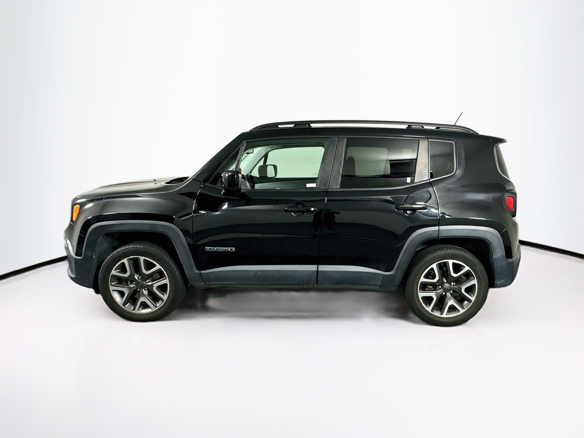 Used 2017 Jeep Renegade Latitude w/ Safety & Security Group (ALP) AWD/4WD image 4