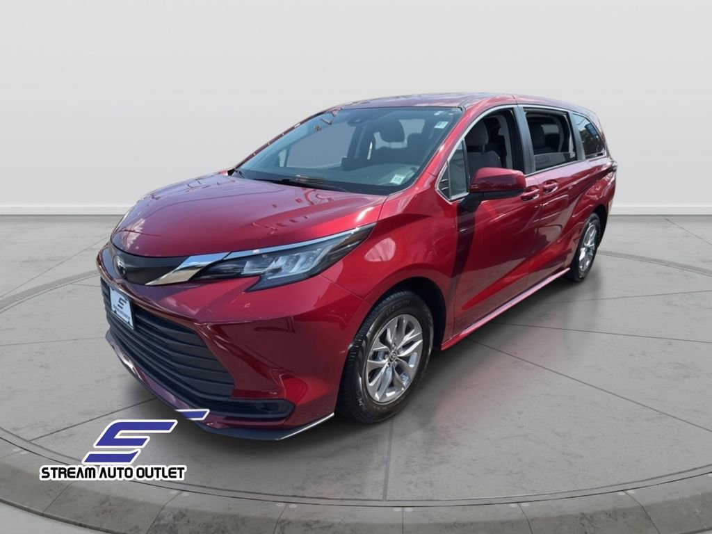 Used 2022 Toyota Sienna LE image 3