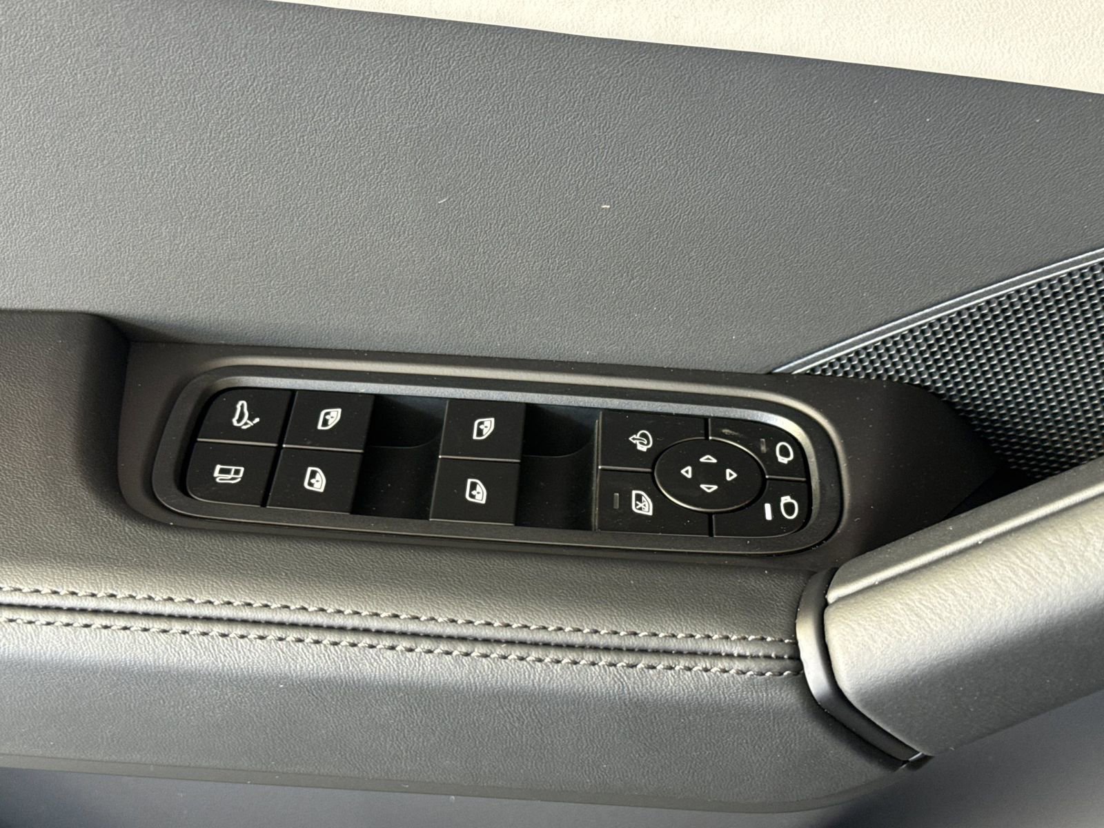New 2026 Porsche Cayenne S image 13