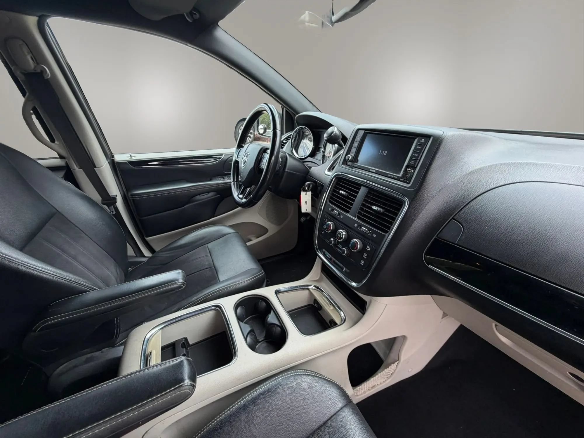 Used 2020 Dodge Grand Caravan SXT FWD image 13