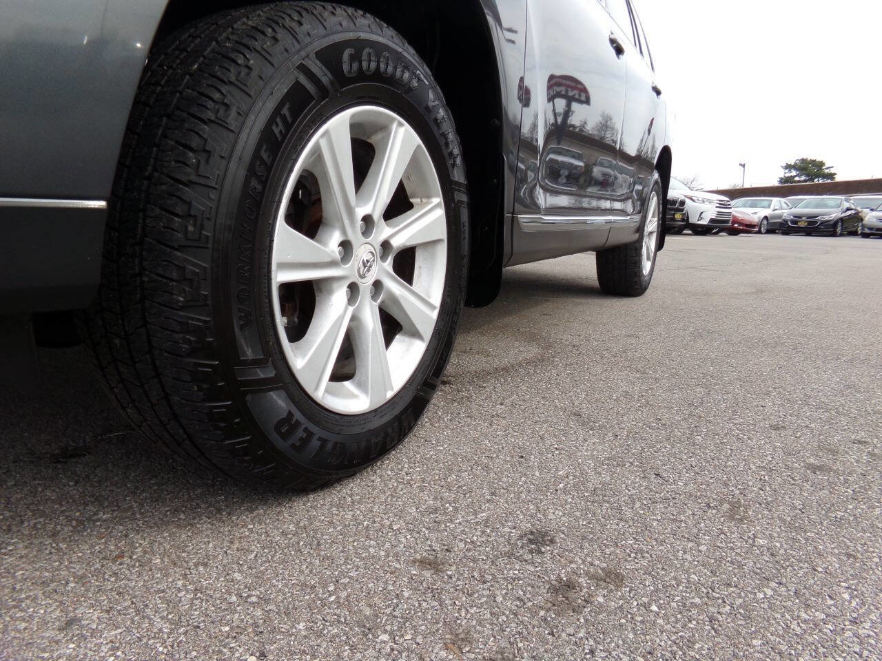 Used 2012 Toyota Highlander SE w/ Tow Pkg image 48