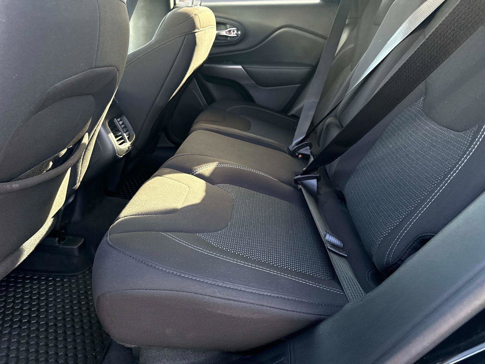 Used 2020 Jeep Cherokee Latitude w/ Cold Weather Group image 13