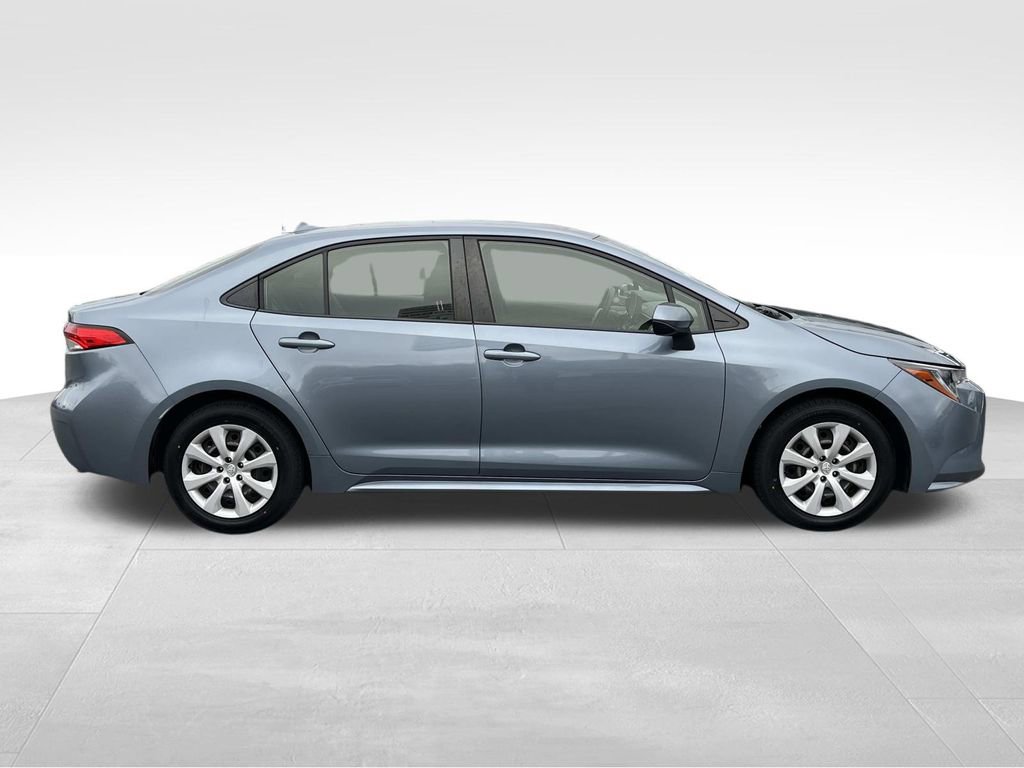 Used 2022 Toyota Corolla LE image 2