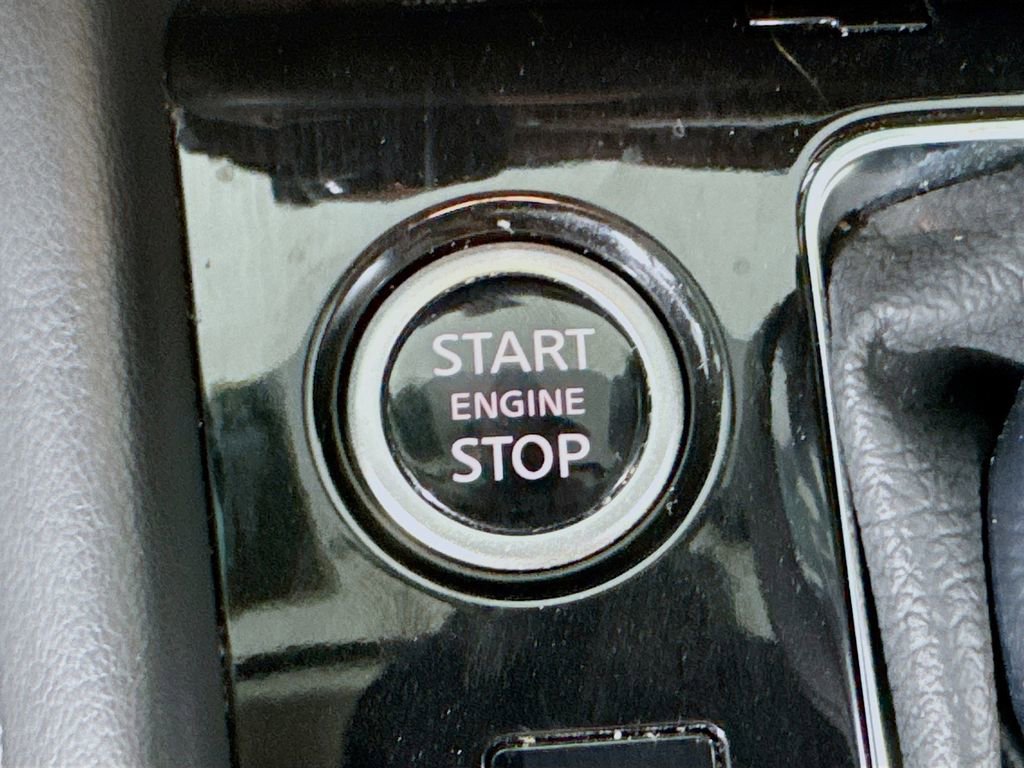 Used 2022 Nissan Kicks SR w/ Premium Package FWD image 34