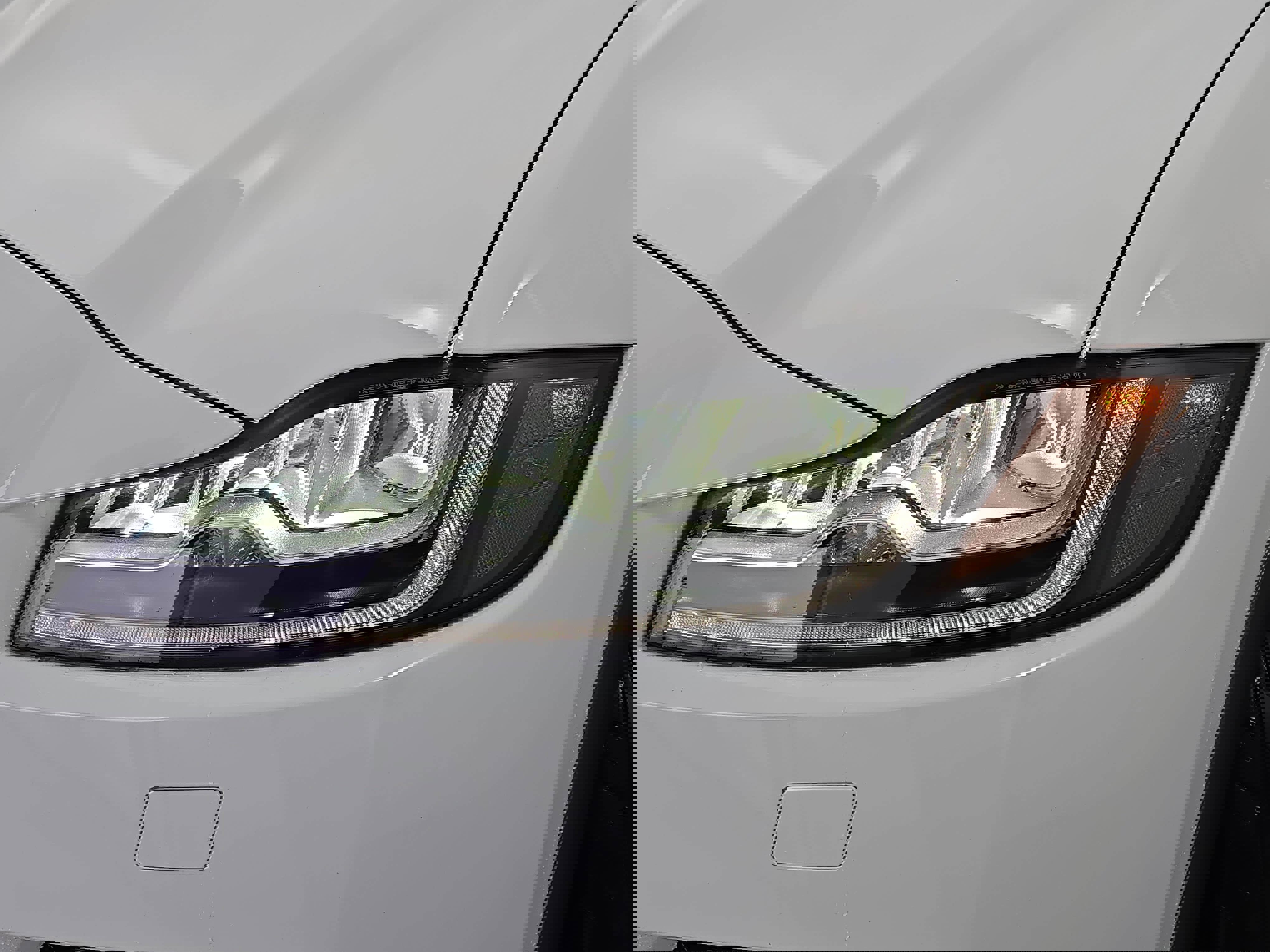 Used 2020 Jaguar F-PACE SVR image 32