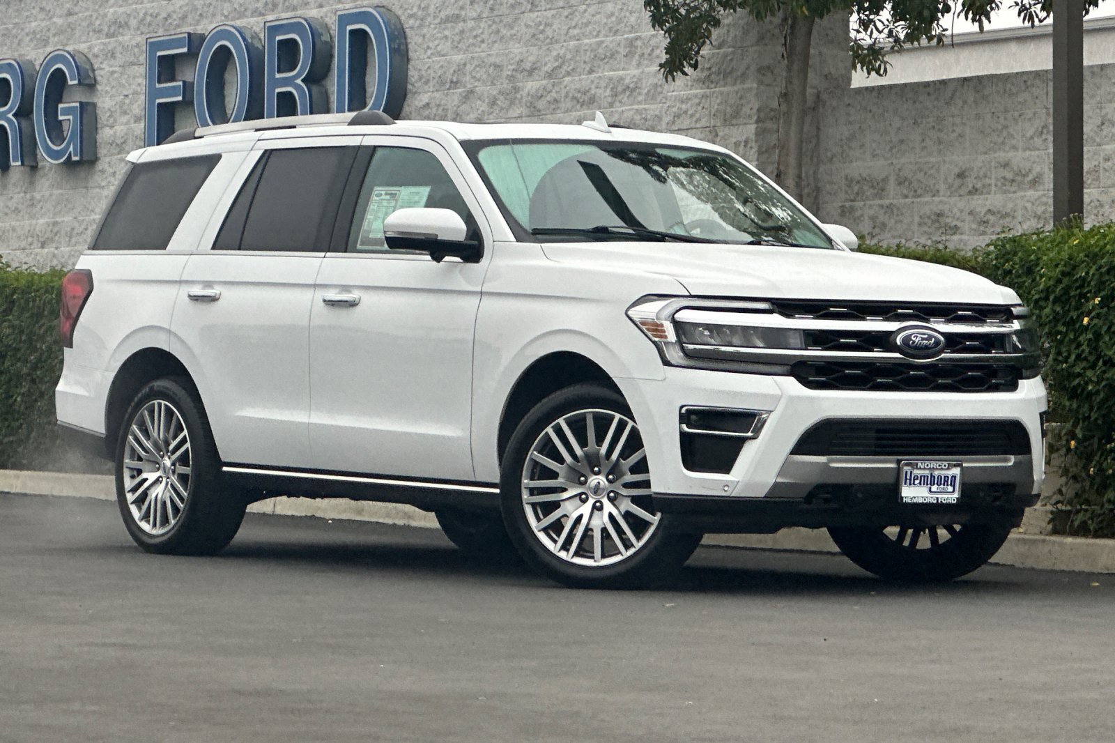 Used 2023 Ford Expedition Limited image 2