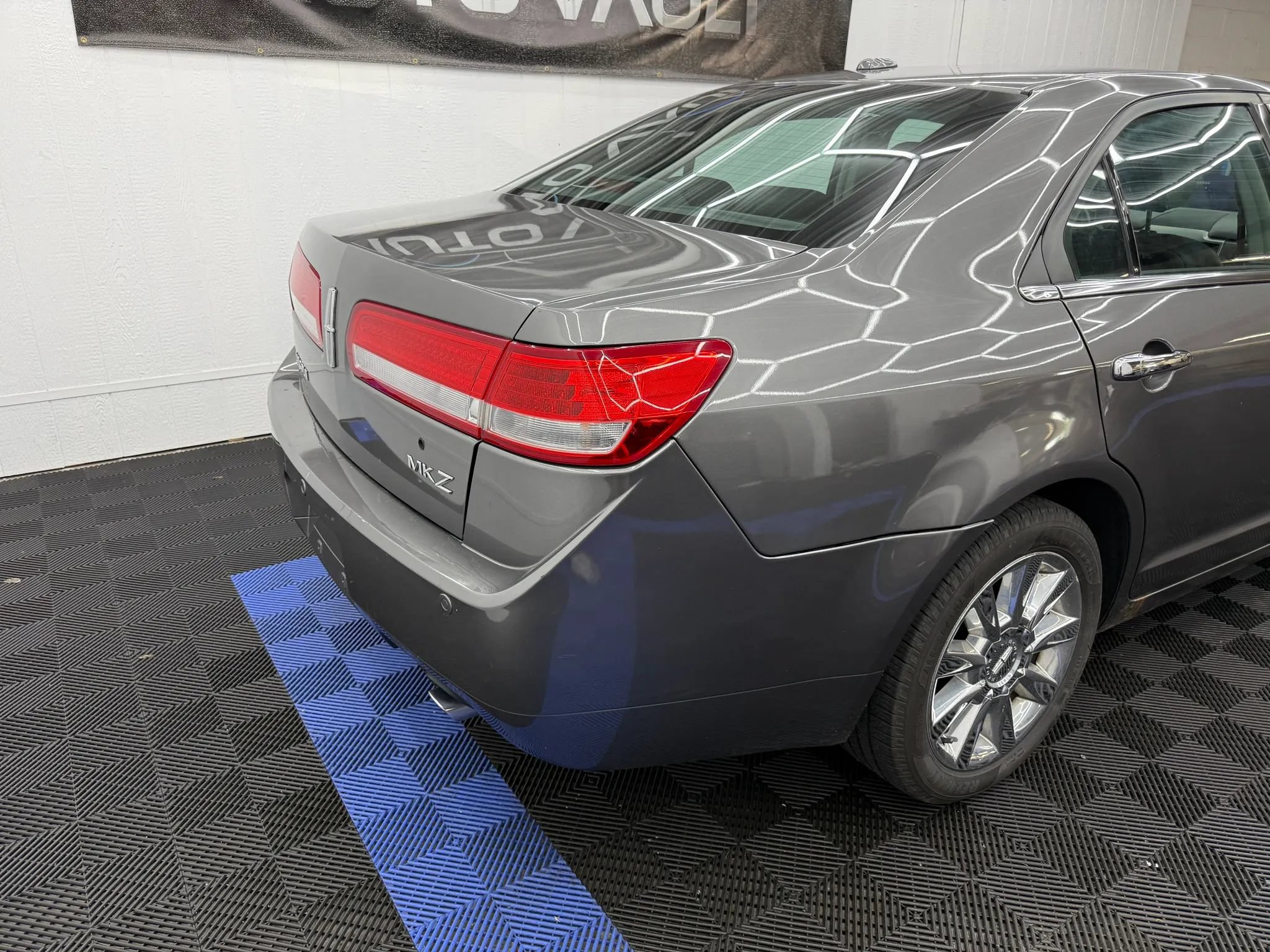 Used 2010 Lincoln MKZ FWD image 3