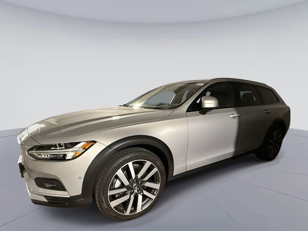 Used 2025 Volvo V90 B6 Cross Country Plus image 4