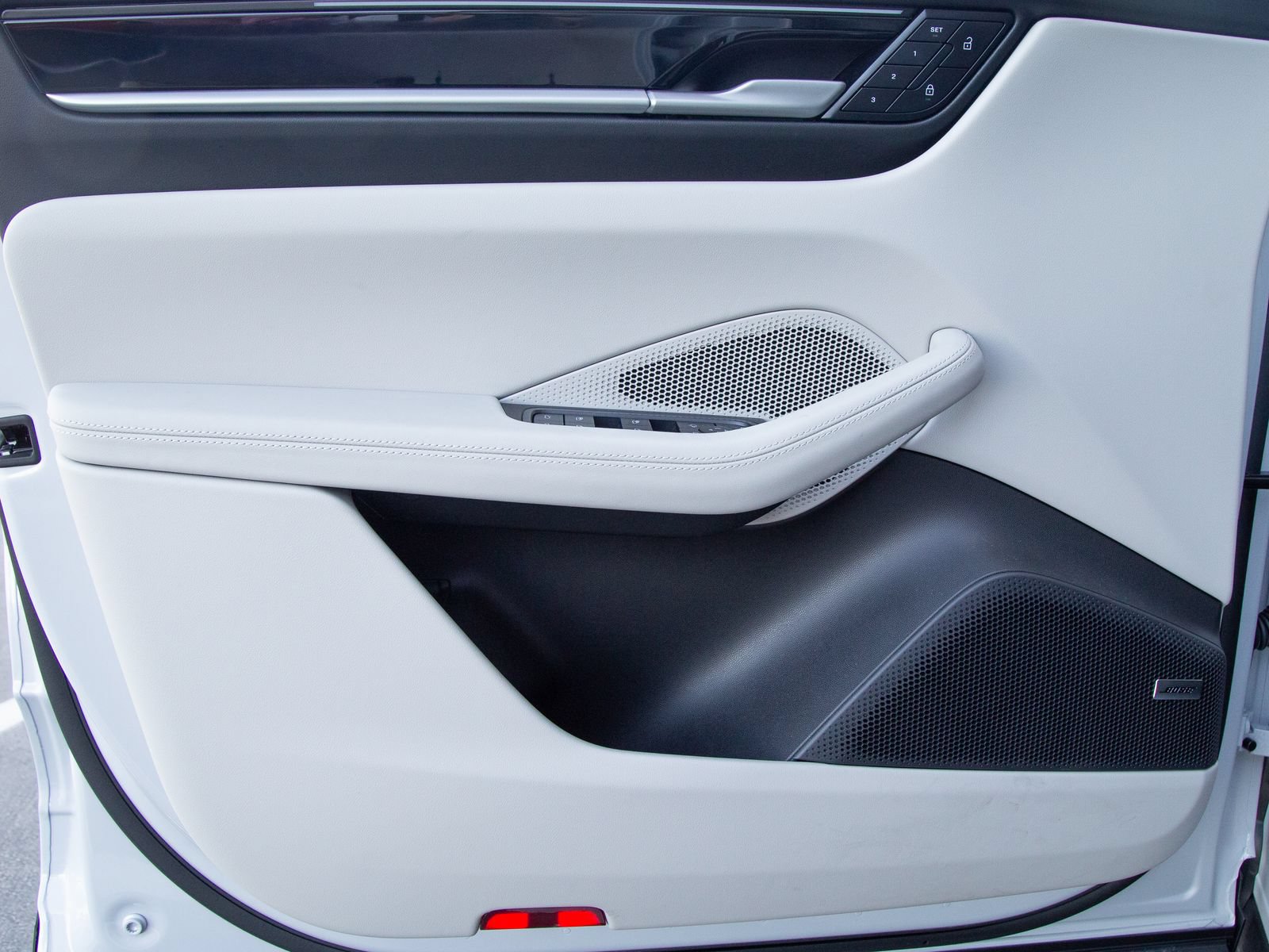 Certified 2025 Porsche Macan Electric RWD image 7