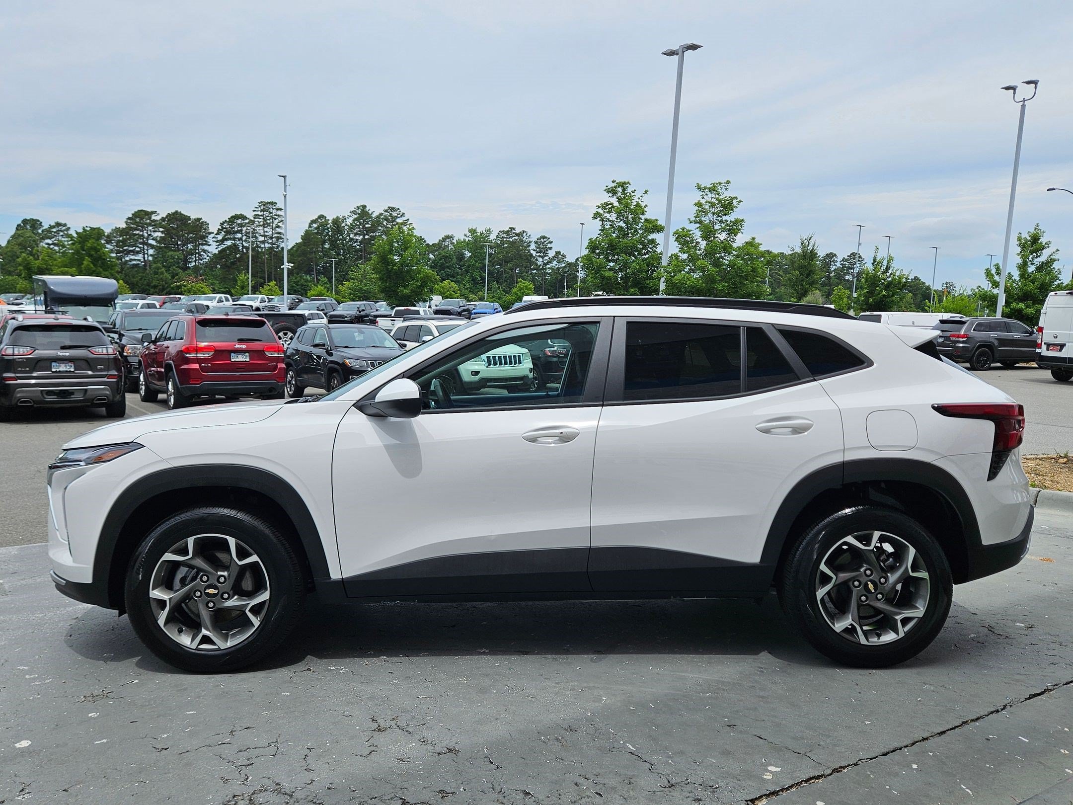 Used 2025 Chevrolet Trax LT w/ LT Convenience Package FWD image 4