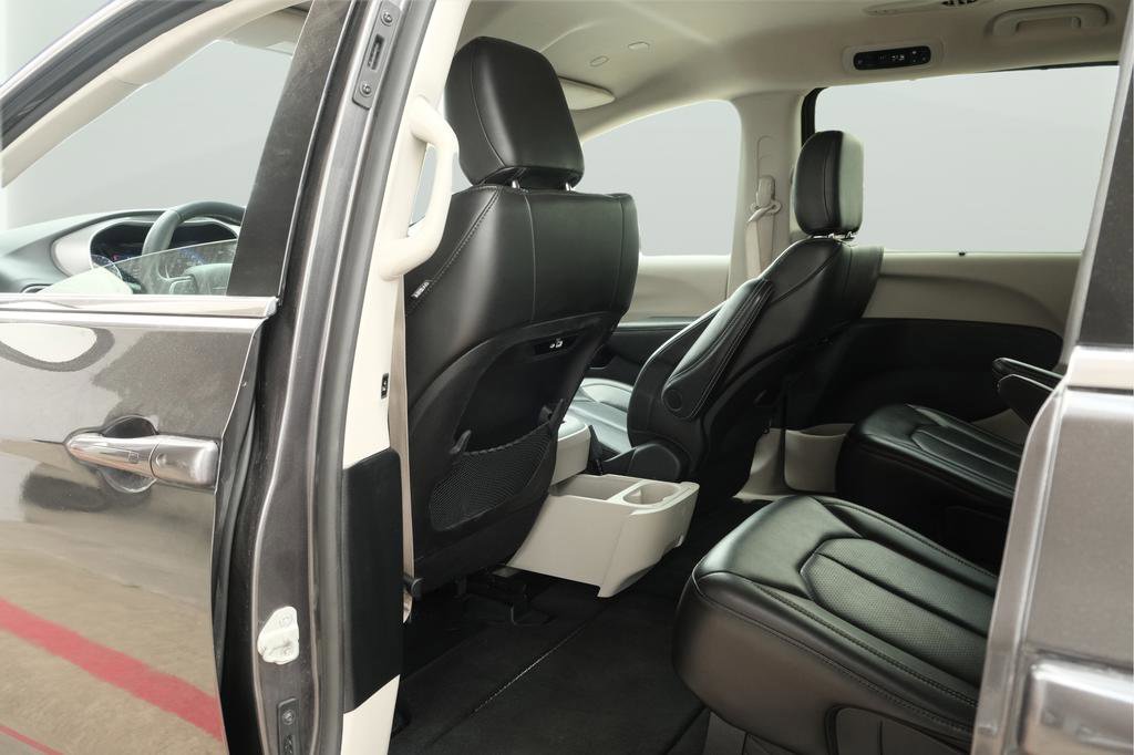 Used 2023 Chrysler Pacifica Touring-L FWD image 30