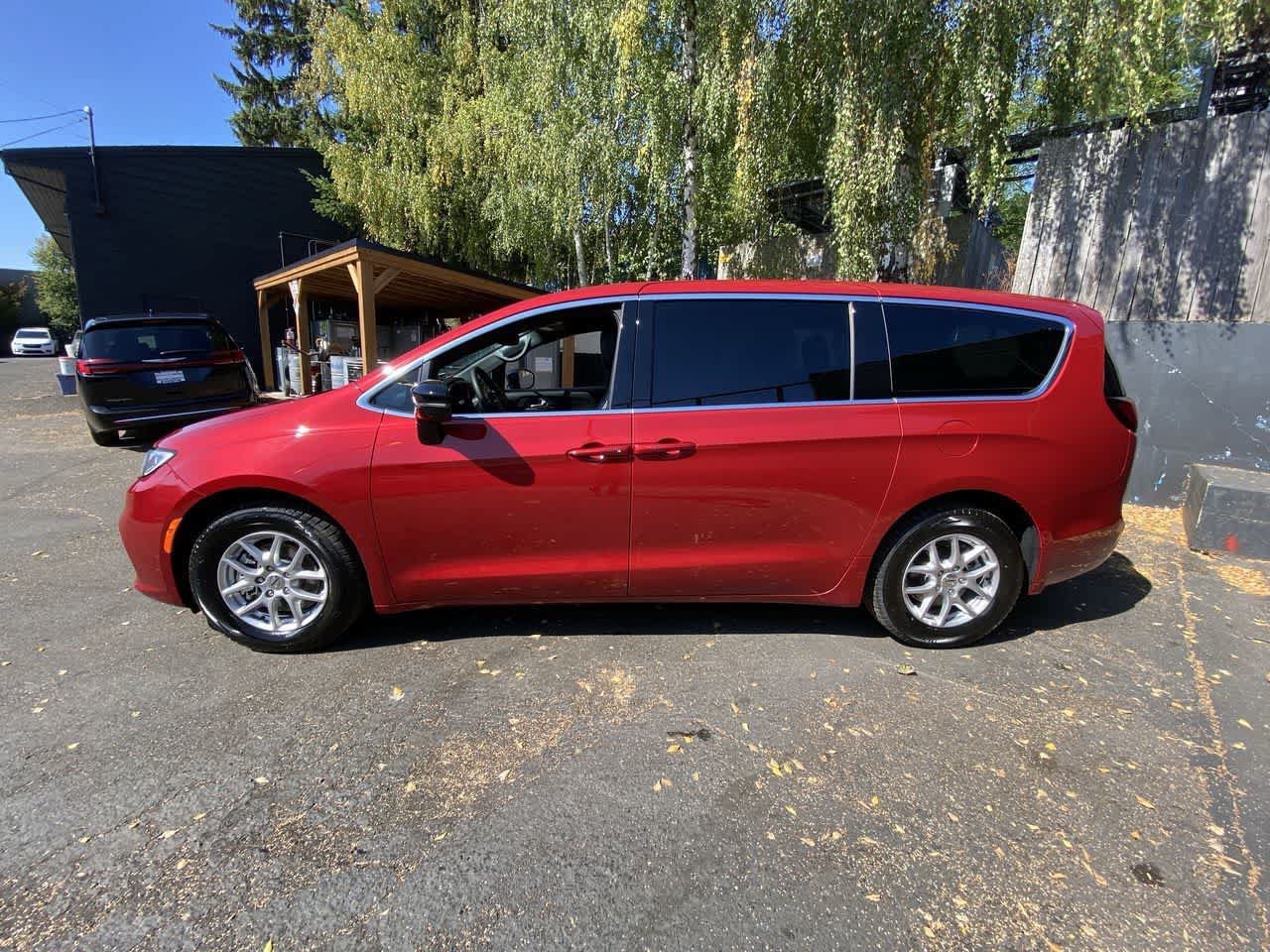 Used 2025 Chrysler Pacifica Select FWD image 3
