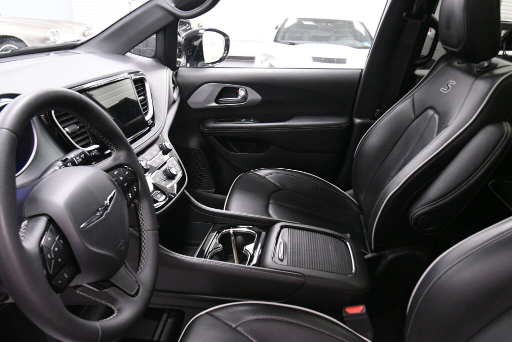 Used 2025 Chrysler Pacifica Limited FWD image 21