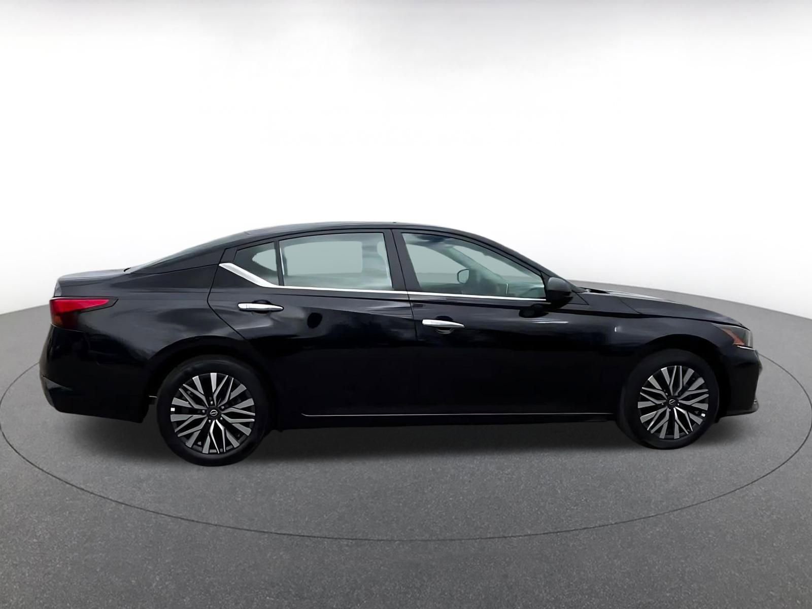 Used 2025 Nissan Altima 2.5 SV image 16