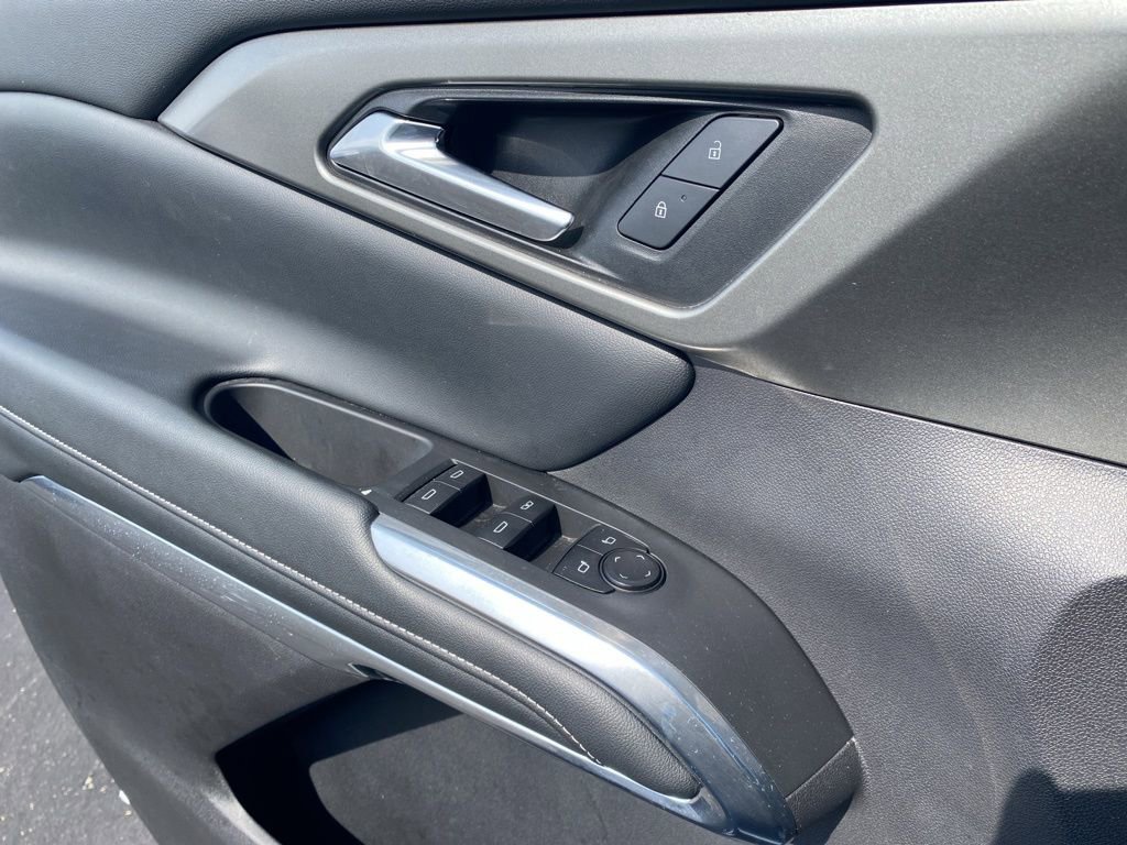 Used 2025 Chevrolet Traverse LT w/ Midnight/Sport Edition image 17