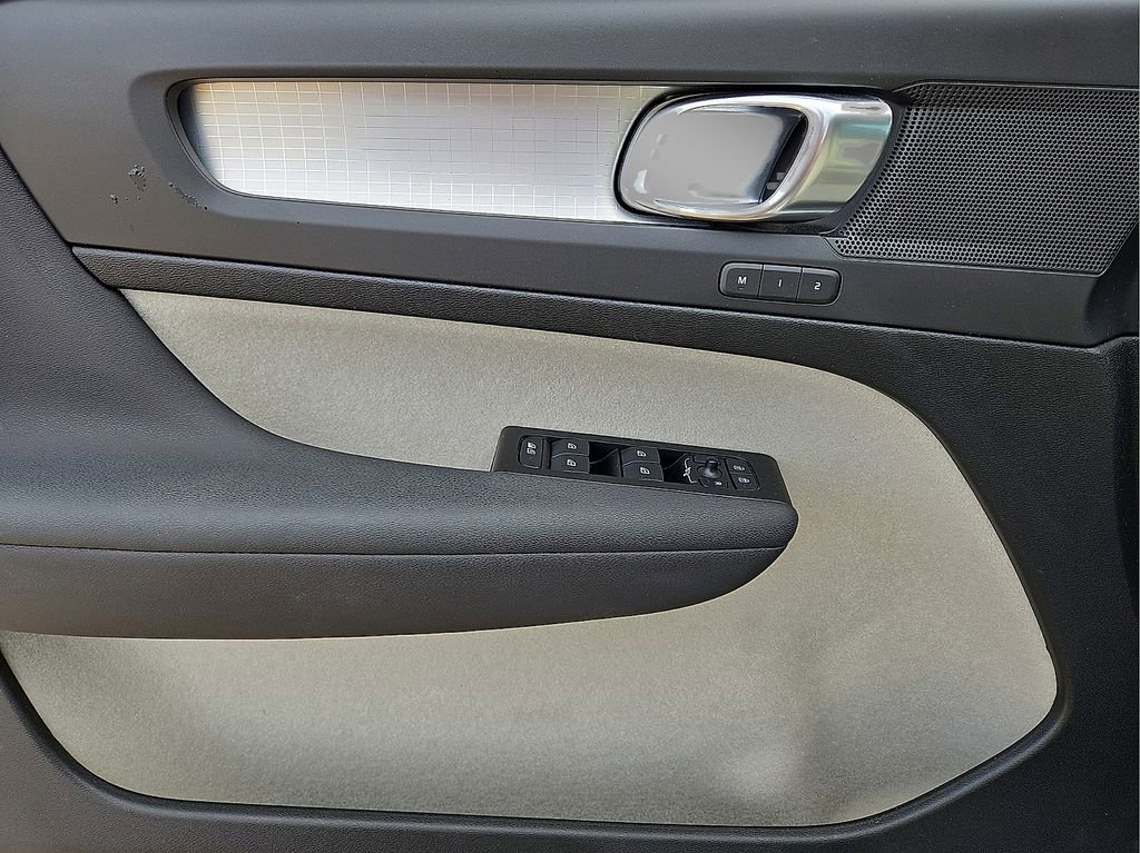 Certified 2021 Volvo XC40 T5 Momentum image 21
