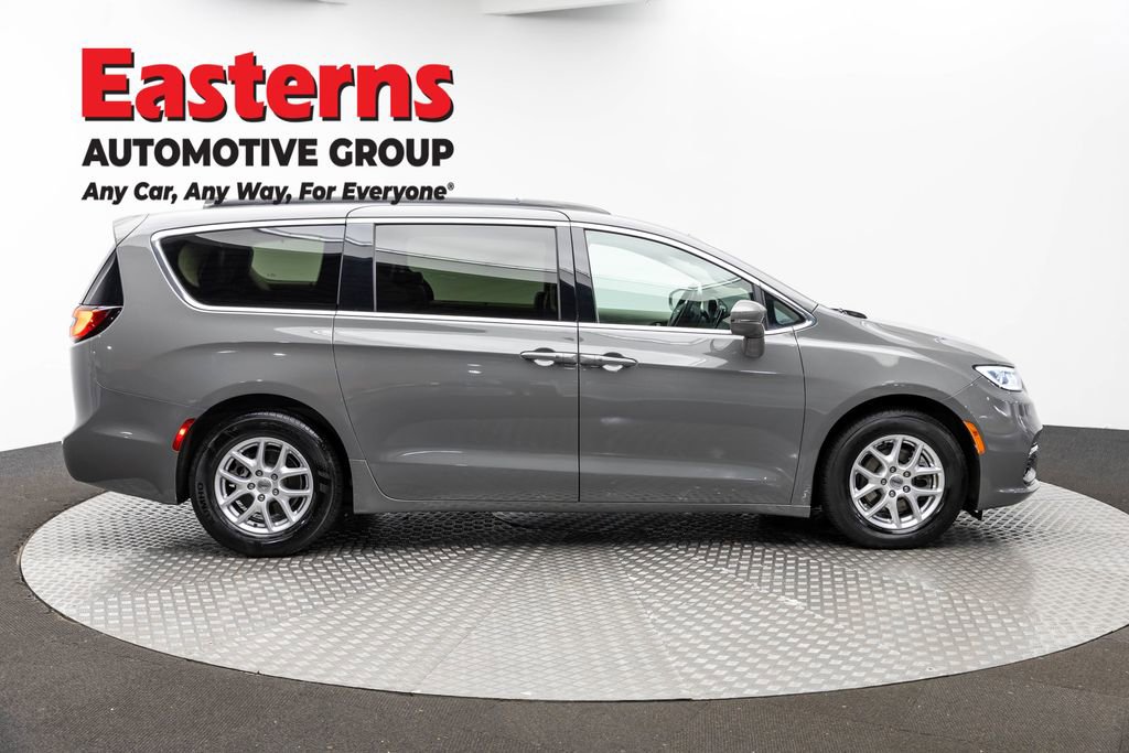 Used 2022 Chrysler Pacifica Touring-L image 4