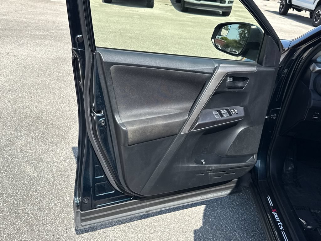 Used 2018 Toyota RAV4 LE FWD image 10