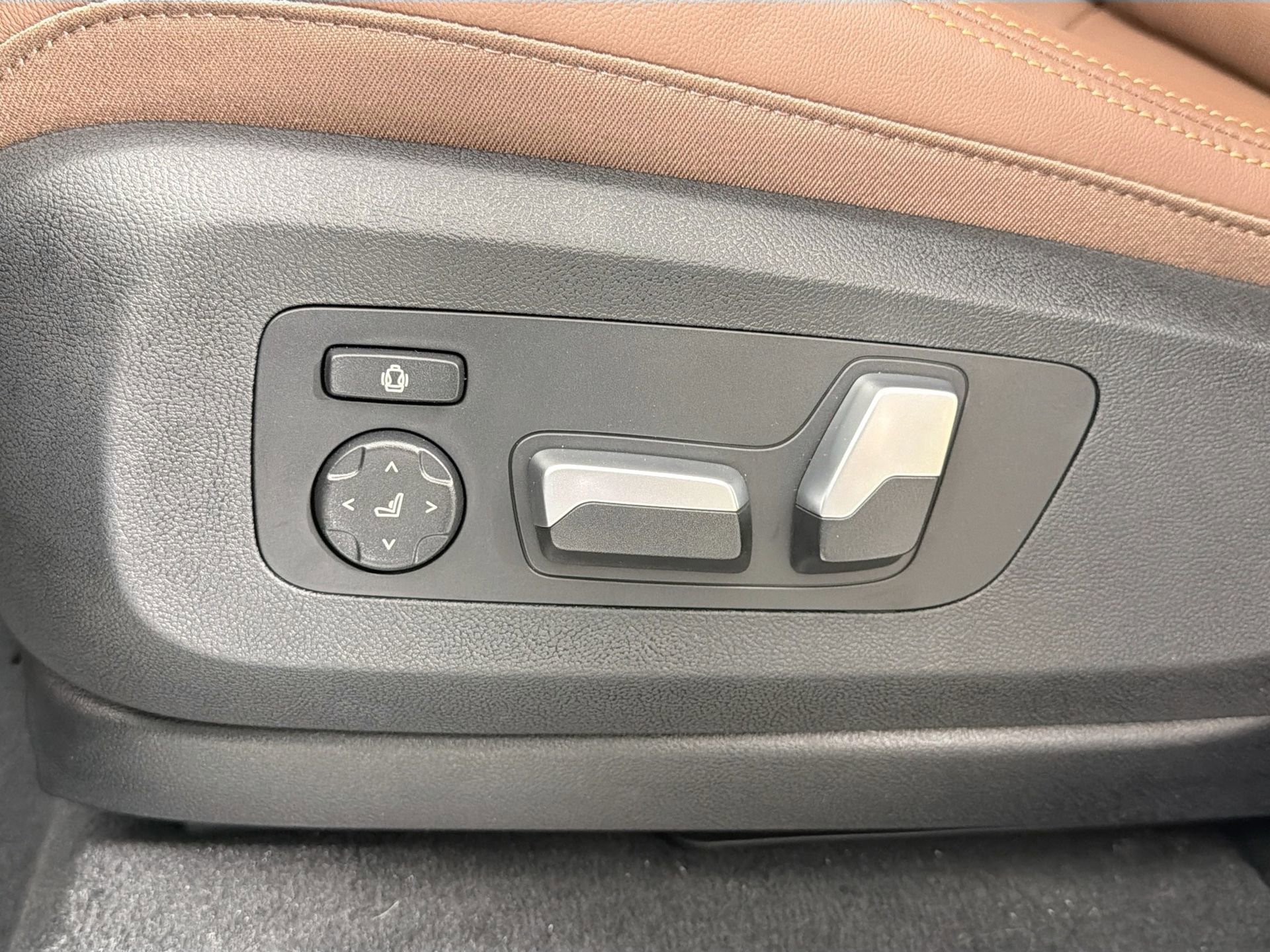 New 2026 BMW X5 xDrive50e w/ M Sport Package image 18